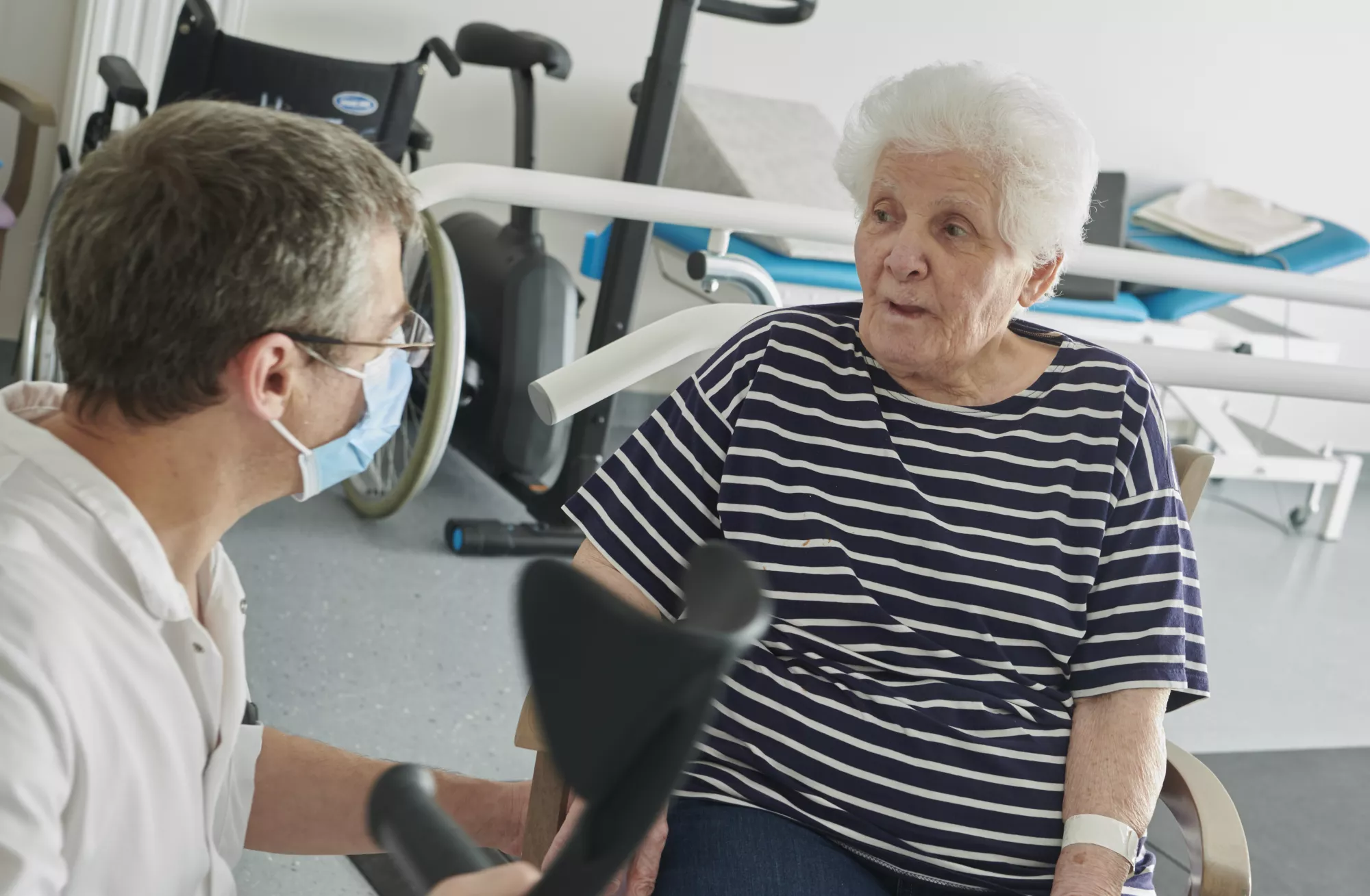un médecin parle avec une vieille femme