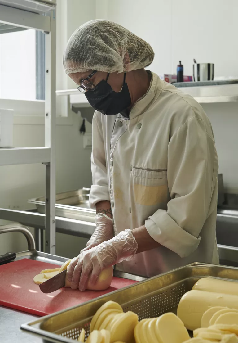 une personne coupe des pommes de terre