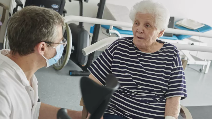 un médecin parle avec une vieille femme