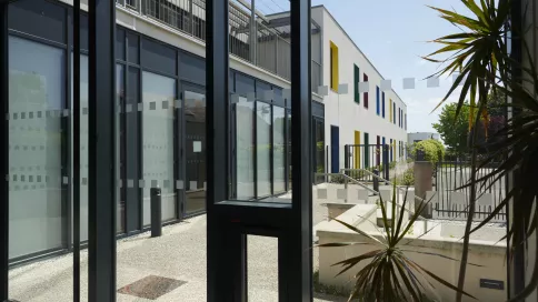 Vue du patio de l'hôpital de Crozon